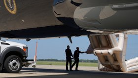 Prezidentskému letounu Air Force One se nedopatřením otevřela nouzová skluzavka (10.9.2026).