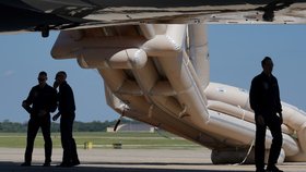 Prezidentskému letounu Air Force One se nedopatřením otevřela nouzová skluzavka (10.9.2026).