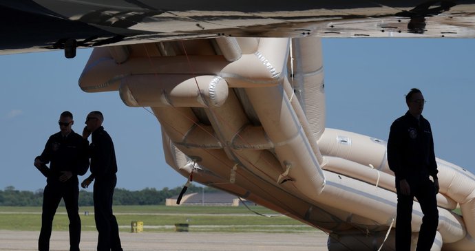 Prezidentskému letounu Air Force One se nedopatřením otevřela nouzová skluzavka (10.9.2026).