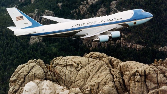 Air Force One letící přes Mt. Rushmore