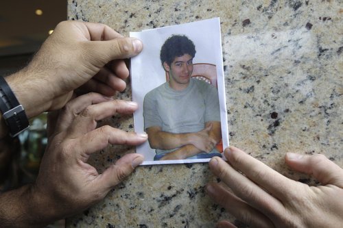 Novináři drží fotku Lucase Gagriani Juca (+24), brazilského pasažéra ztraceného letadla Air France.