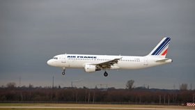 Bezdomovec na podvozku letadla Air France uletěl vzdálenost 1600 km - ilustrační foto