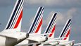 Letouny Air France odstavené na letišti Charlese de Gaulla v Paříži