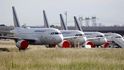 Letouny Air France odstavené na letišti Charlese de Gaulla v Paříži.