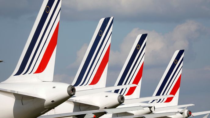 Kýlovky letadel Air France odstavených na letišti Charlese de Gaulla v Paříži