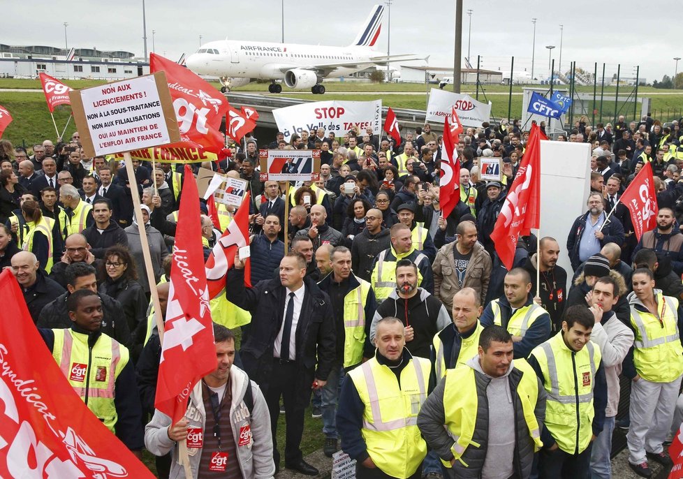 Dav protestujících zaměstnanců letecké společnosti Air France podle agentury AFP „téměř zlynčoval“ nejvyšší manažery společnosti.