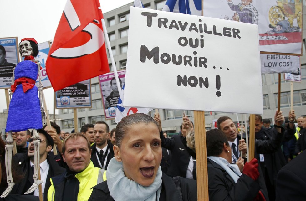Dav protestujících zaměstnanců letecké společnosti Air France podle agentury AFP „téměř zlynčoval“ nejvyšší manažery společnosti.