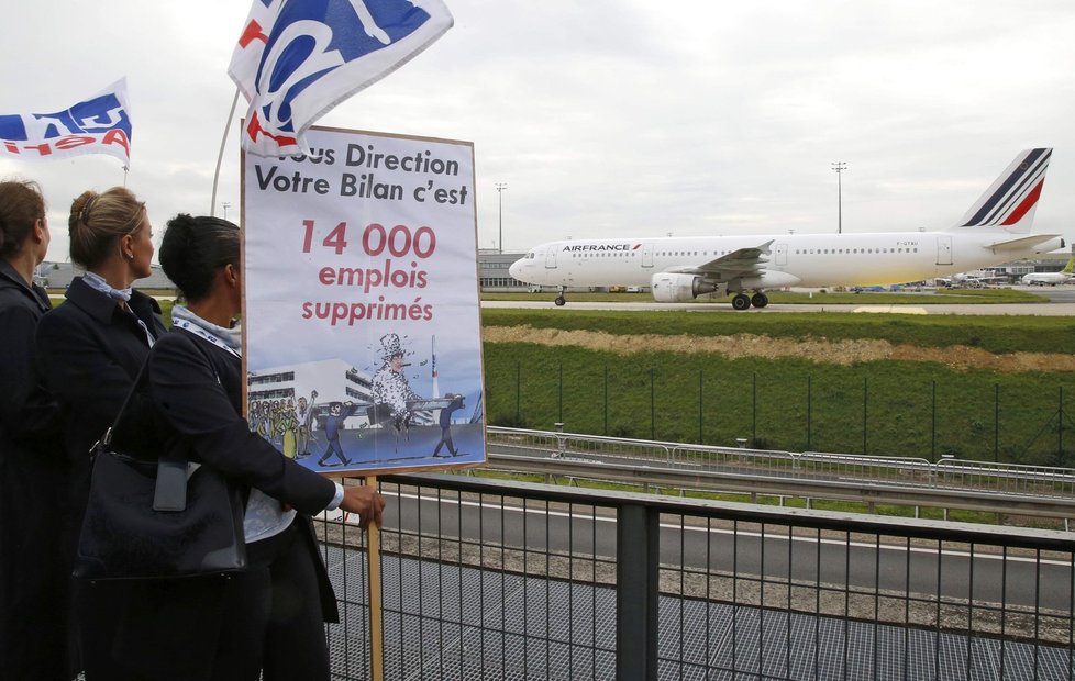 Dav protestujících zaměstnanců letecké společnosti Air France podle agentury AFP „téměř zlynčoval“ nejvyšší manažery společnosti.