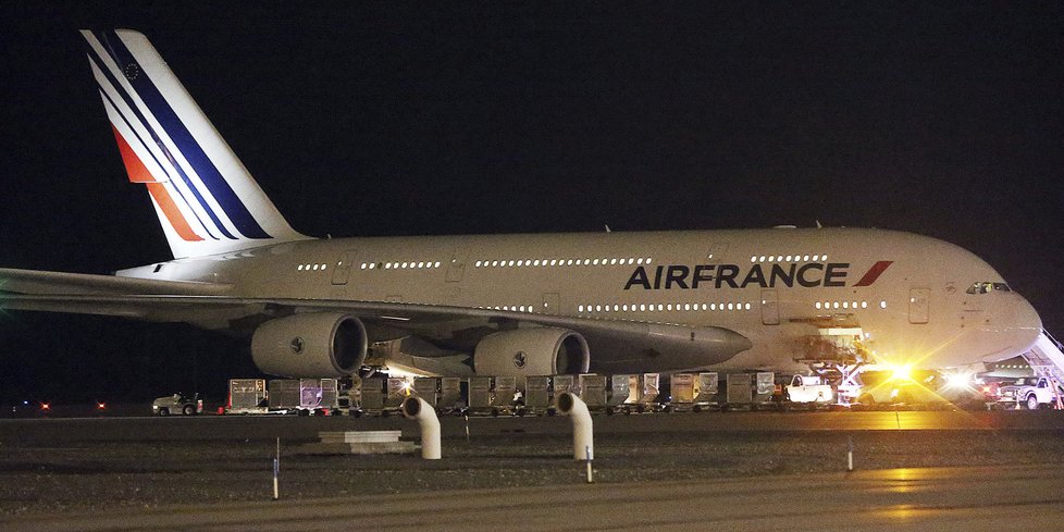 Dvě letadla Air France musela v noci přistát kvůli podezření, že na palubě byla bomba.
