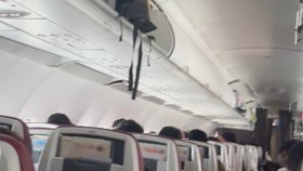 Zavazadla vypadala z přihrádky a zranila několik cestujících.