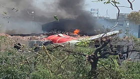 V Indii se zřítilo letadlo s 242 pasažéry mířící do Británie