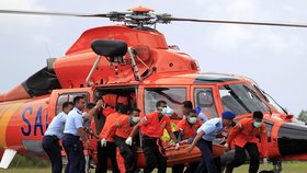 Záchráři přenášejí z vrtulníku tělo jedné z obětí