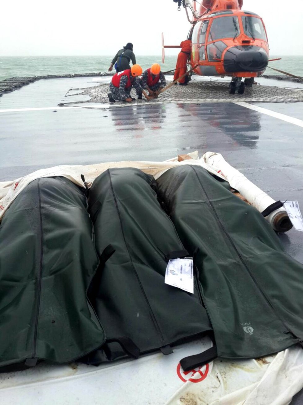 Těla prvních tří obětí, které záchranáři vytáhli z moře po pádu letadla AirAsia