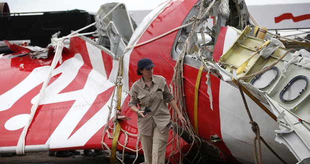 Konec vyšetřování: Za smrt 162 lidí v letadle AirAsia může technika i piloti