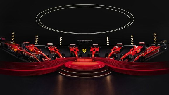 Chcete přespat v muzeu Ferrari v Maranellu? Airbnb nabízí postel vedle vítězných formulí