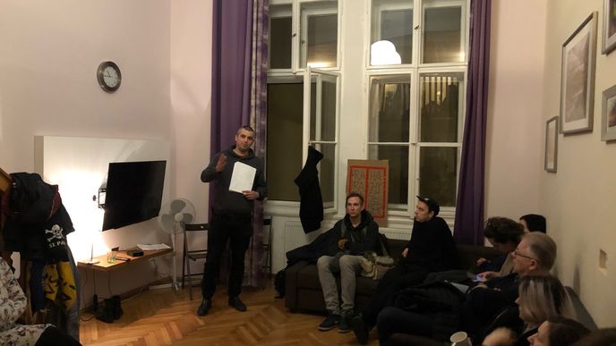 V Praze se konala akce proti Airbnb v bytě pronajatém přes Airbnb