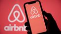 Rozsah rušení rezervací na celém světě se proti loňsku podle Airbnb zmírnil, i tak ale zůstává větší než před pandemií.