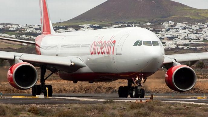 Airbus a A330 aerolinek Air Berlin na letišti v Lanzarote