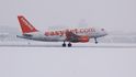 Airbus A319 aerolinek EasyJet byl díky svým barvám jako jeden z mála dobře vidět