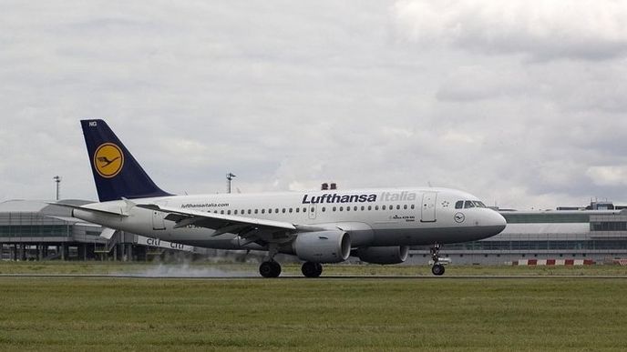 Airbus A319 italské odnože letecké společnosti Lufthansa na ruzyňském letišti.