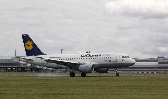 Airbus A319 italské odnože letecké společnosti Lufthansa na ruzyňském letišti.