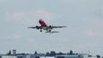 Airbus A320 aerolinek Wizzair opouští Prahu, na pozadí hangáry ČSA a ABS Jets