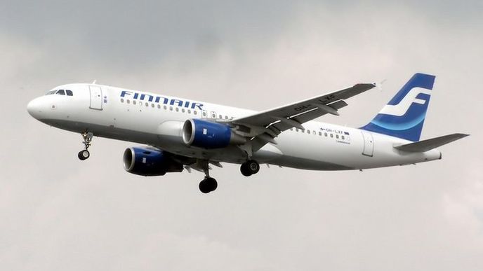 Airbus A320 Finnairu přistává na londýnském letišti Heathrow