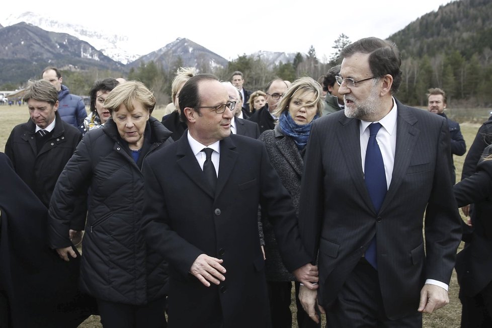 Politici na místě tragédie letu 4U9525: Německá kancléřka Angela Merkel, francouzský prezident Hollande a španělský ministerský předseda Mariano Rajoy