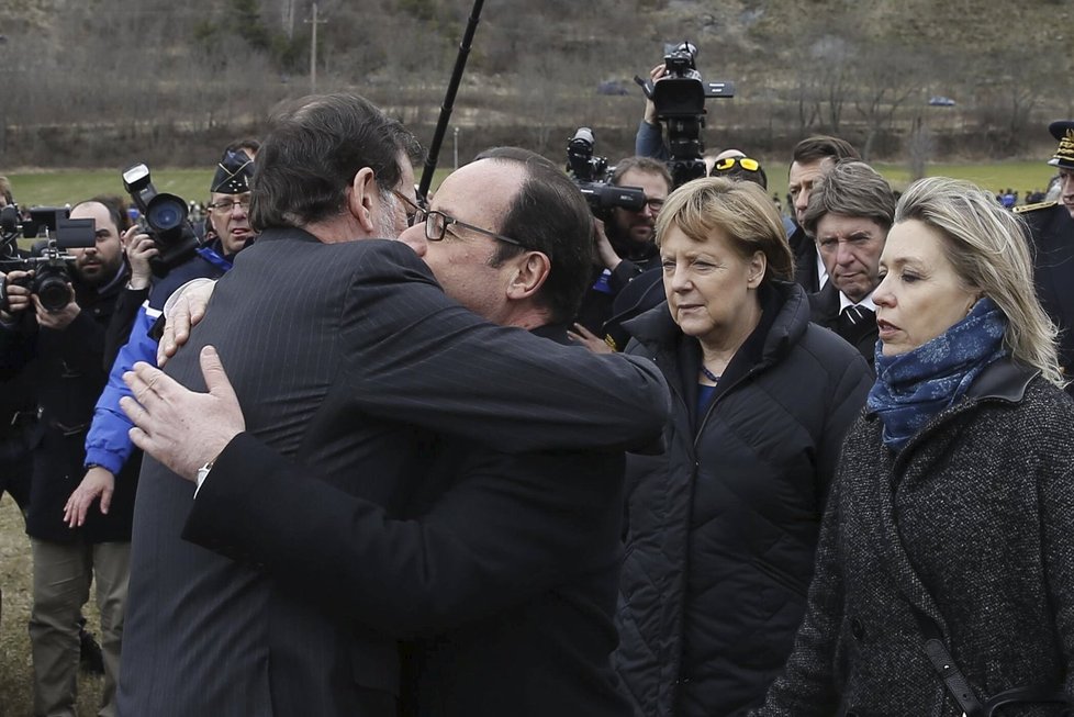 Obejmutí na místě tragédie letu 4U9525: Francouzský prezident Hollande a španělský premiér Mariano Rajoy