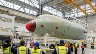Airbus zůstává největším výrobcem letadel. Továrny zvýšily tempo, zakázky se přesto kupí