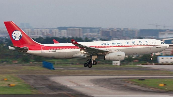 Airbus A330 Sichuan Airlines přistává na letišti v Čcheng-tu