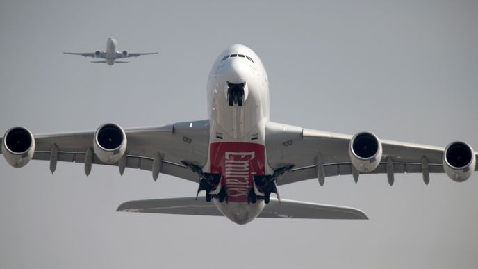 Obří Airbus A380 letecké společnosti Emirates. Výrobce airbusů se chystá utlumit výrobu a propouštět.