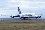 Singapore Airlines tvrdí, že životy pasažérů nejsou v ohrožení.