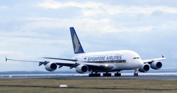 Singapore Airlines tvrdí, že životy pasažérů nejsou v ohrožení.