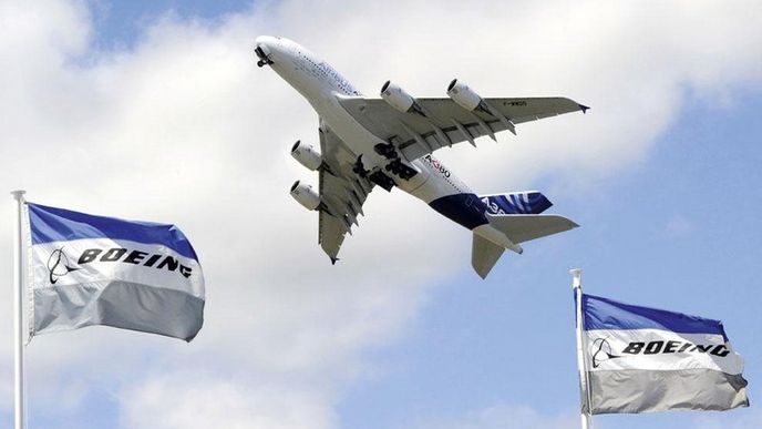 Airbus A380 přelétá letiště v Le Bourget. Svého hlavního konkurenta,
americký Boeing, evropský konstruktér suverénně porazil v počtu dojednaných
objednávek