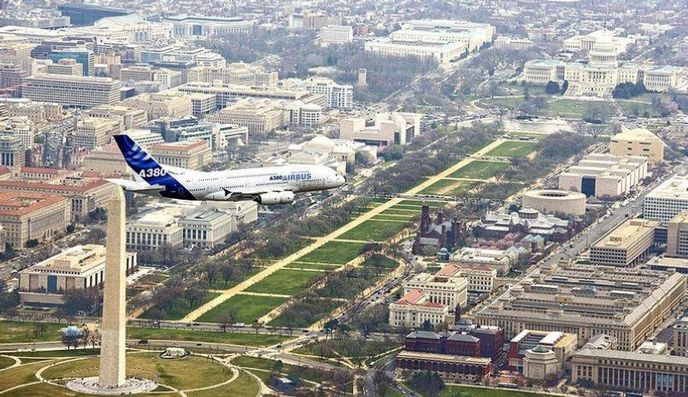 Airbus A380 při přeletu nad Washingtonem