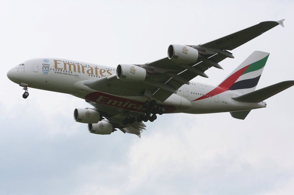 Přistání Airbusu A380 z Dubaje v Praze (1. května 2016)