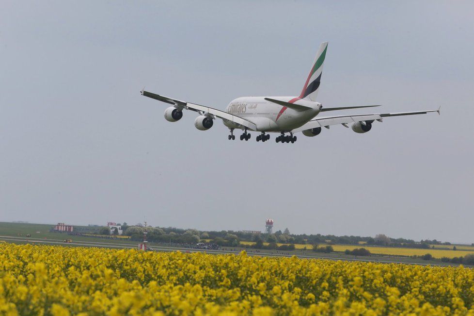 Přistání Airbusu A380 z Dubaje v Praze (1. května 2016)