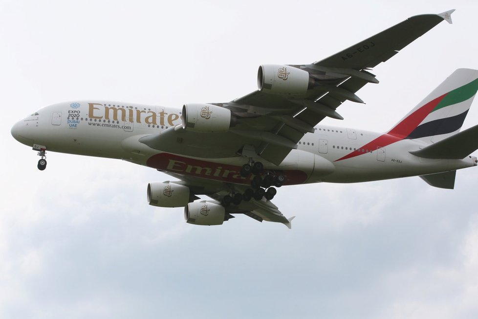 Přistání Airbusu A380 z Dubaje v Praze (1. května 2016)