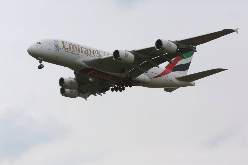 Přistání Airbusu A380 z Dubaje v Praze (1. května 2016)