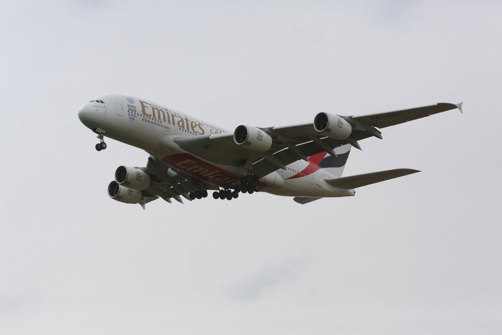 Přistání Airbusu A380 z Dubaje v Praze (1. května 2016)