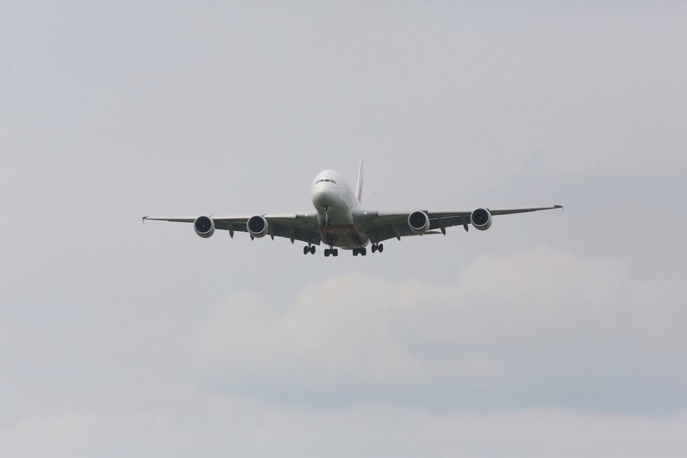 Přistání Airbusu A380 z Dubaje v Praze (1. května 2016)