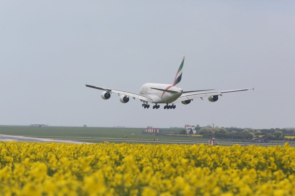 Přistání Airbusu A380 z Dubaje v Praze (1. května 2016)