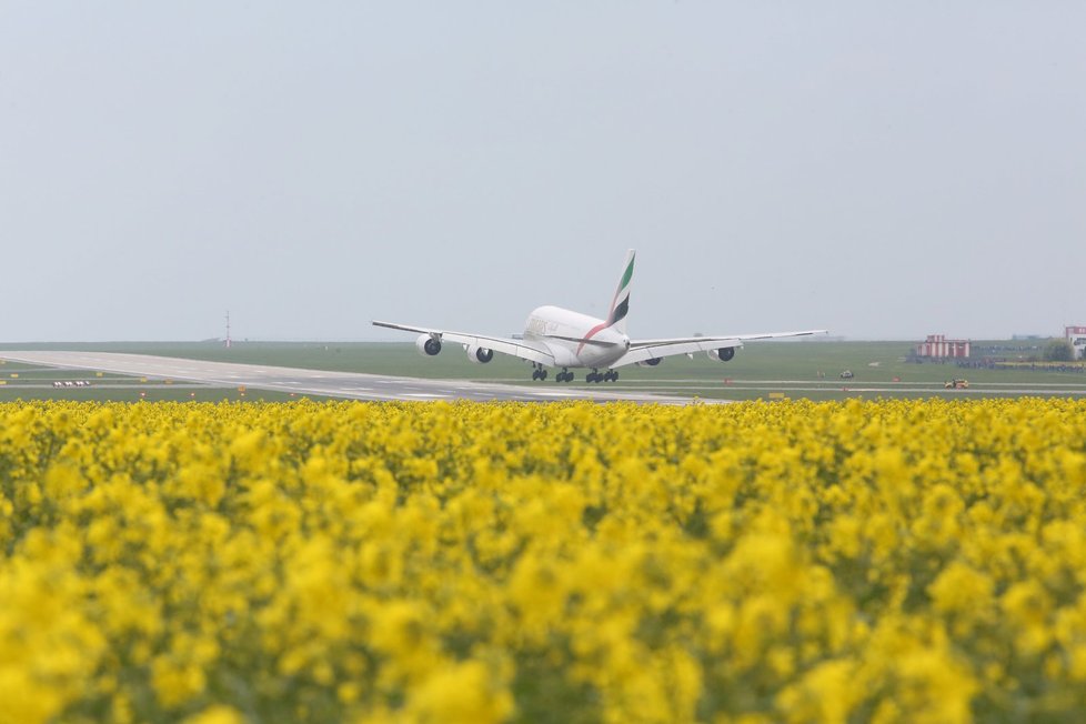 Přistání Airbusu A380 z Dubaje v Praze (1. května 2016)