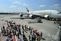 Obr po zatáčce u Křivoklátu přistál v Praze. Z Dubaje přiletělo superletadlo A380