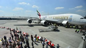 Obr po zatáčce u Křivoklátu přistál v Praze. Z Dubaje přiletělo superletadlo A380