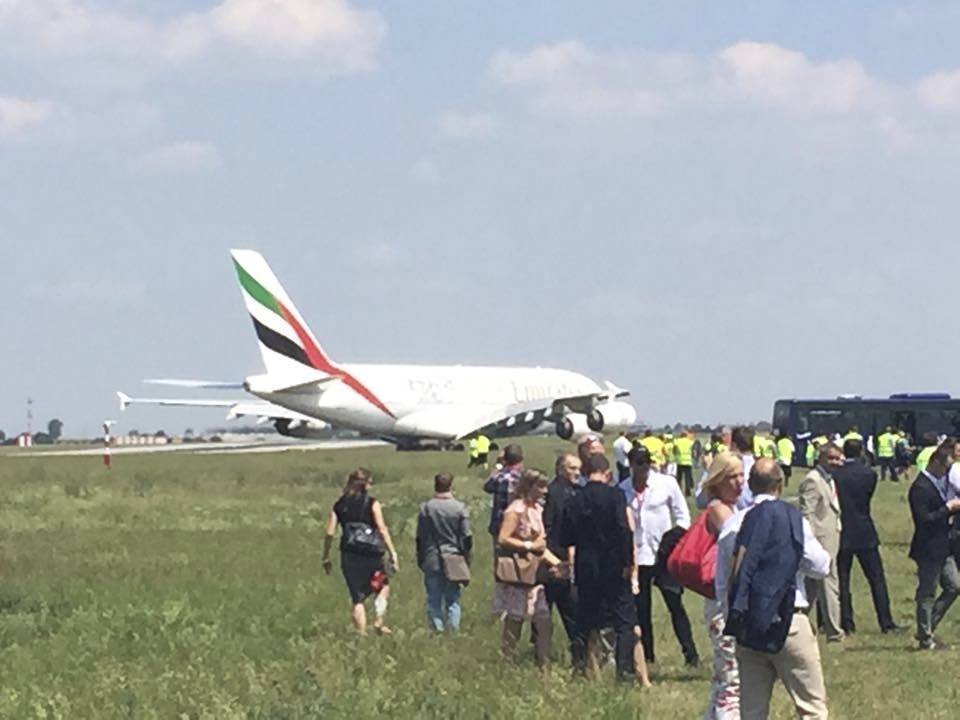 Airbus A380 přistál v Praze za mimořádného zájmu médií i diváků