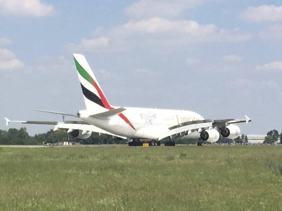 Airbus A380 přistál v Praze za mimořádného zájmu médií i diváků