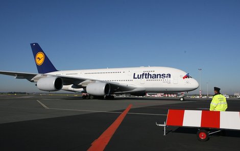Lufthansa své dvoupatrové Airbusy A380 uzpůsobila pro přepravu 526 cestujících.
