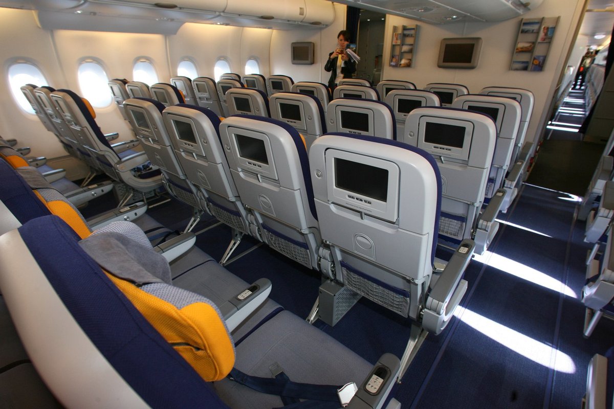 Na spodní palubě je instalováno 420 sedadel ekonomické třídy.